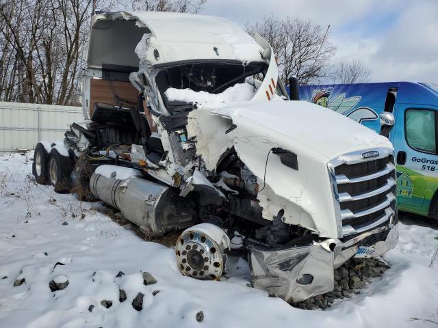  Salvage Freightliner Cascadia 1