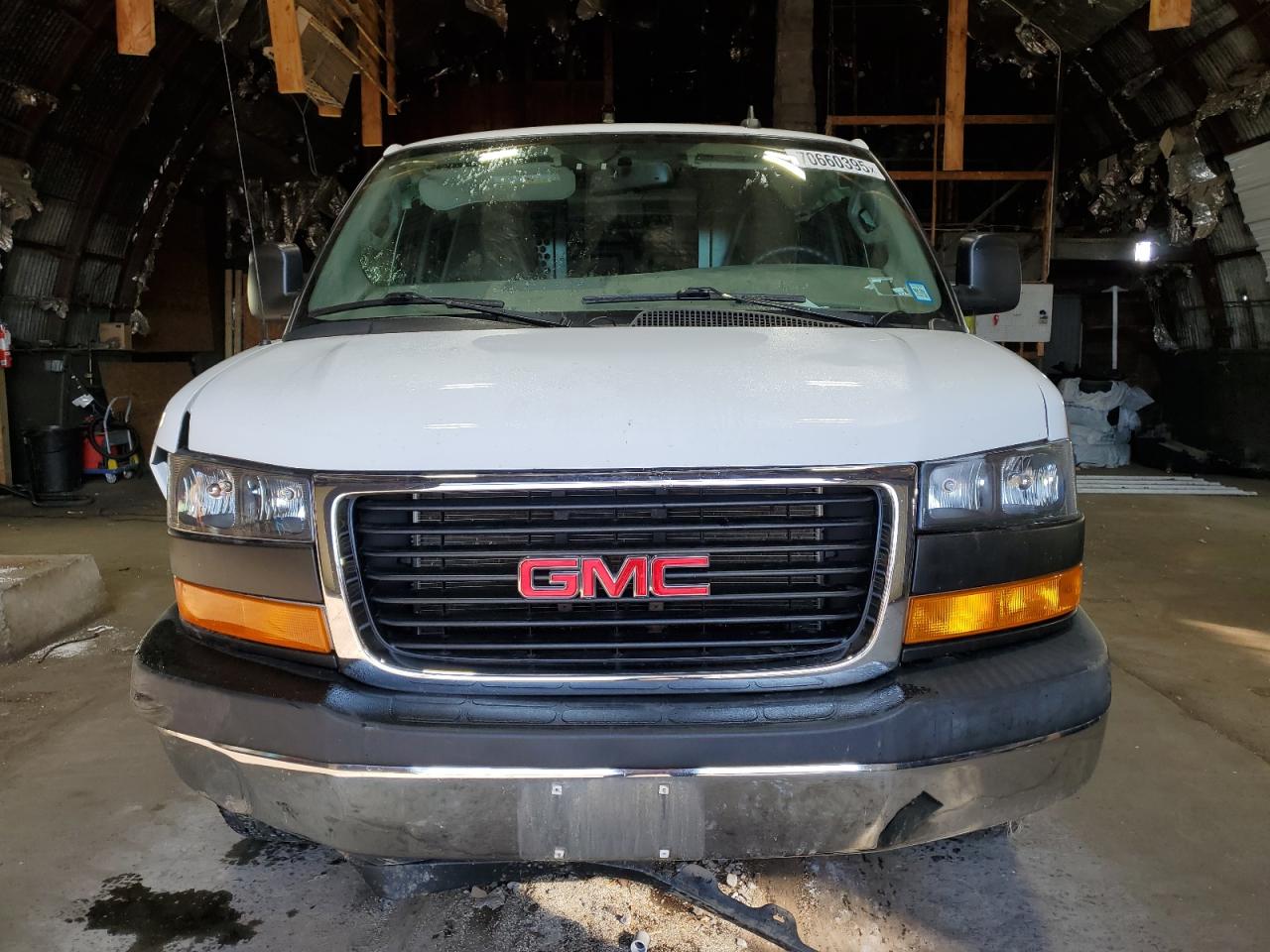 GMC Savana G2500 Image 2