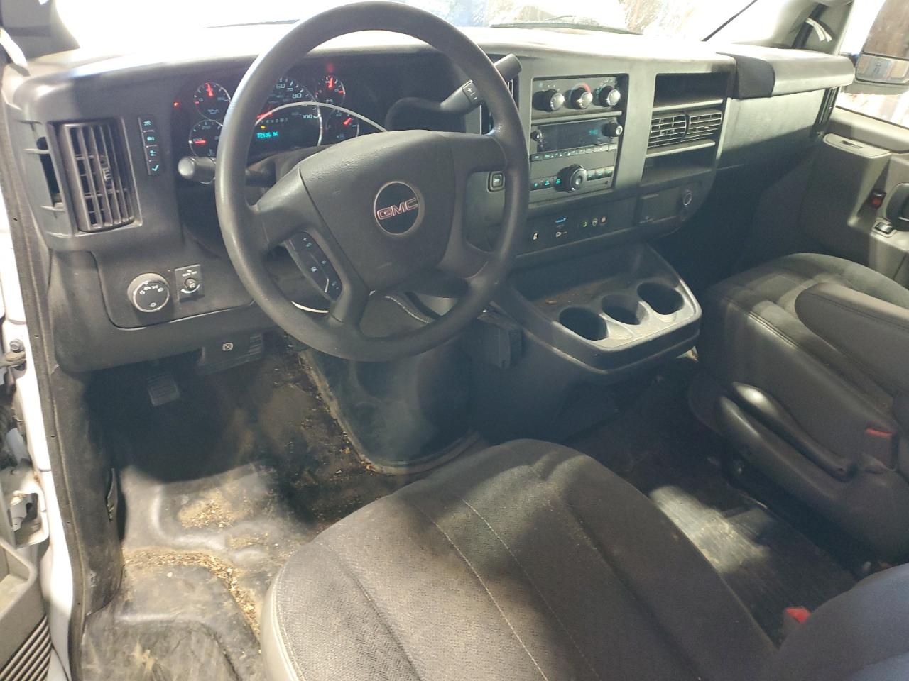 GMC Savana G2500 Image 10