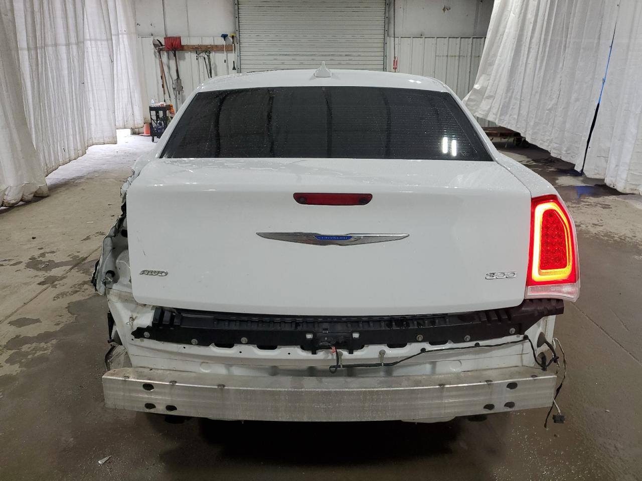 Chrysler 300 Limited Image 2