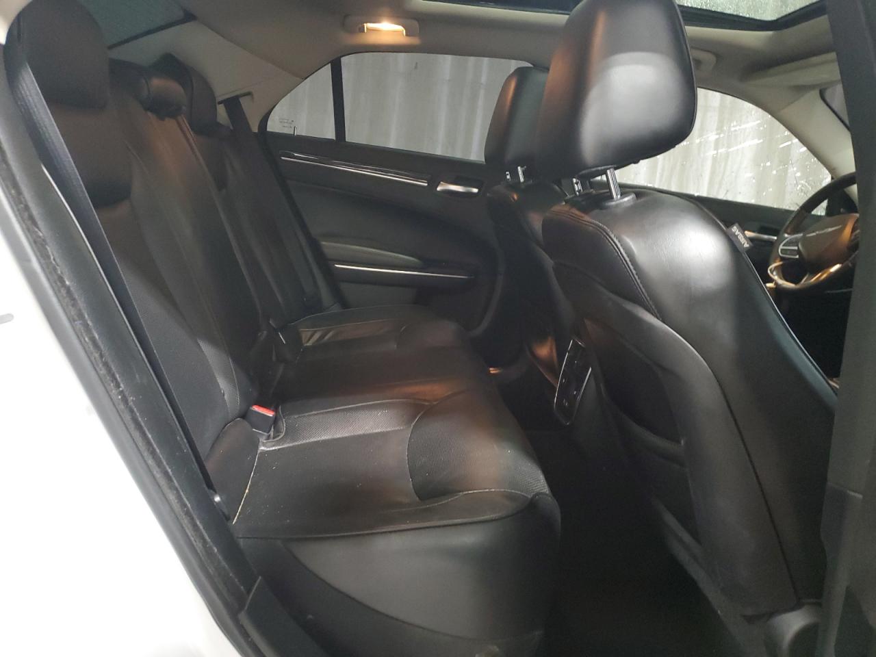 Chrysler 300 Limited Image 7