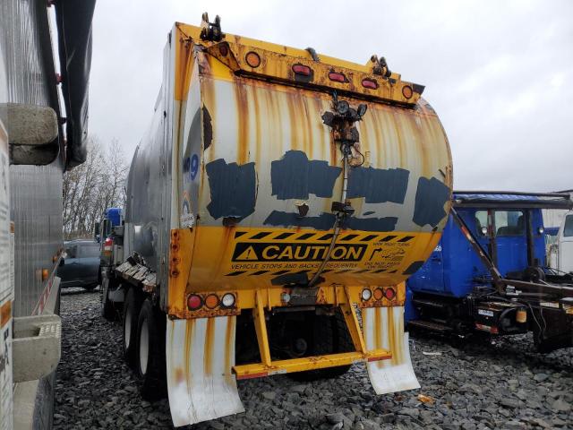 Peterbilt 320 Image 4