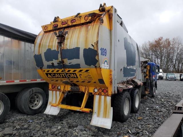 Peterbilt 320 Image 2