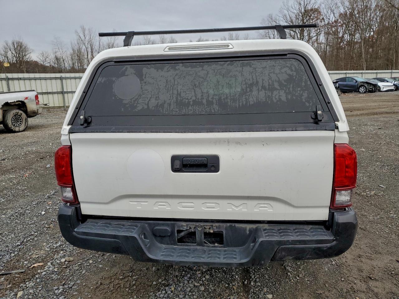 Toyota Tacoma Access Cab Image 2
