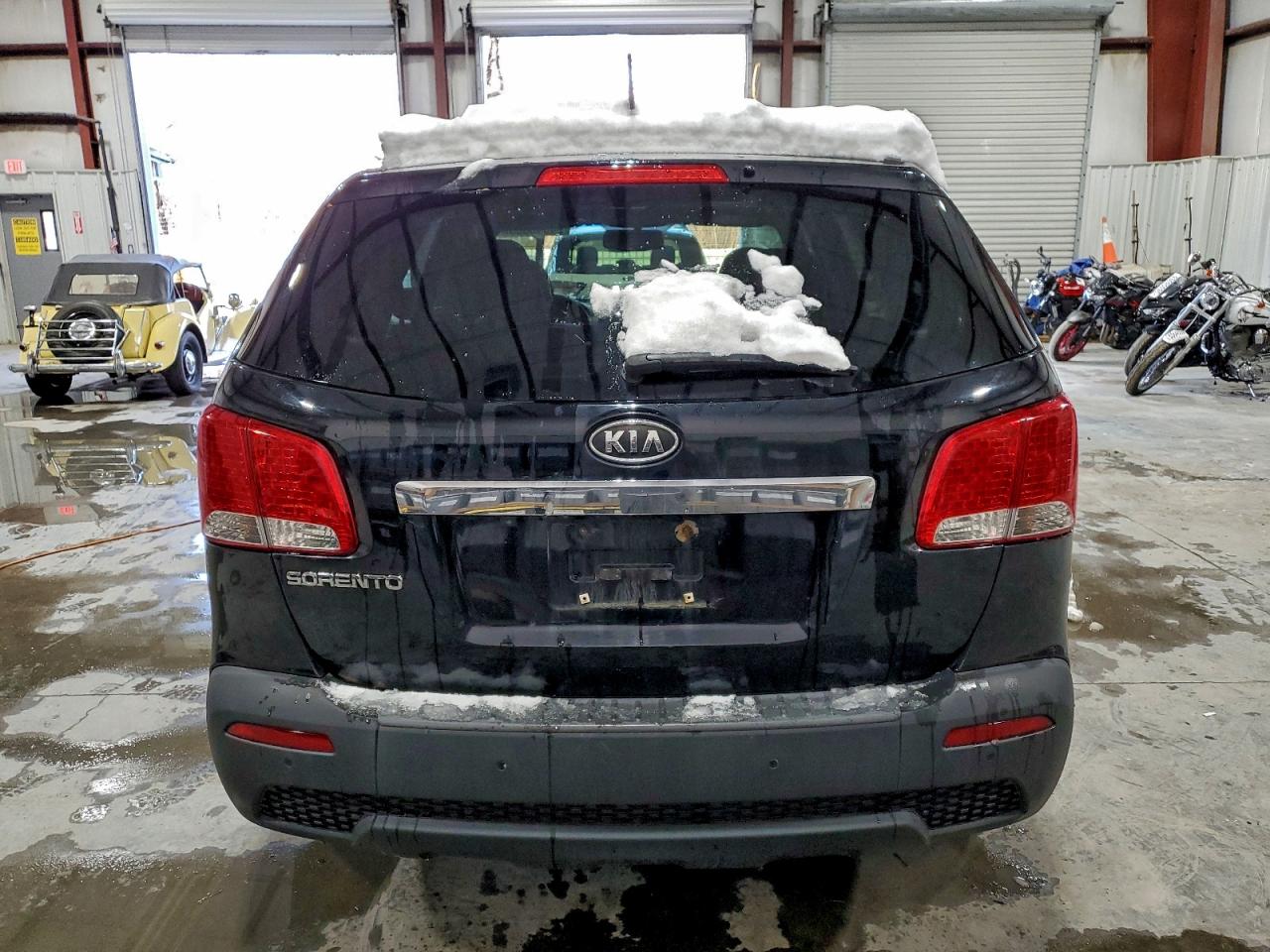 Kia Sorento Base Image 10