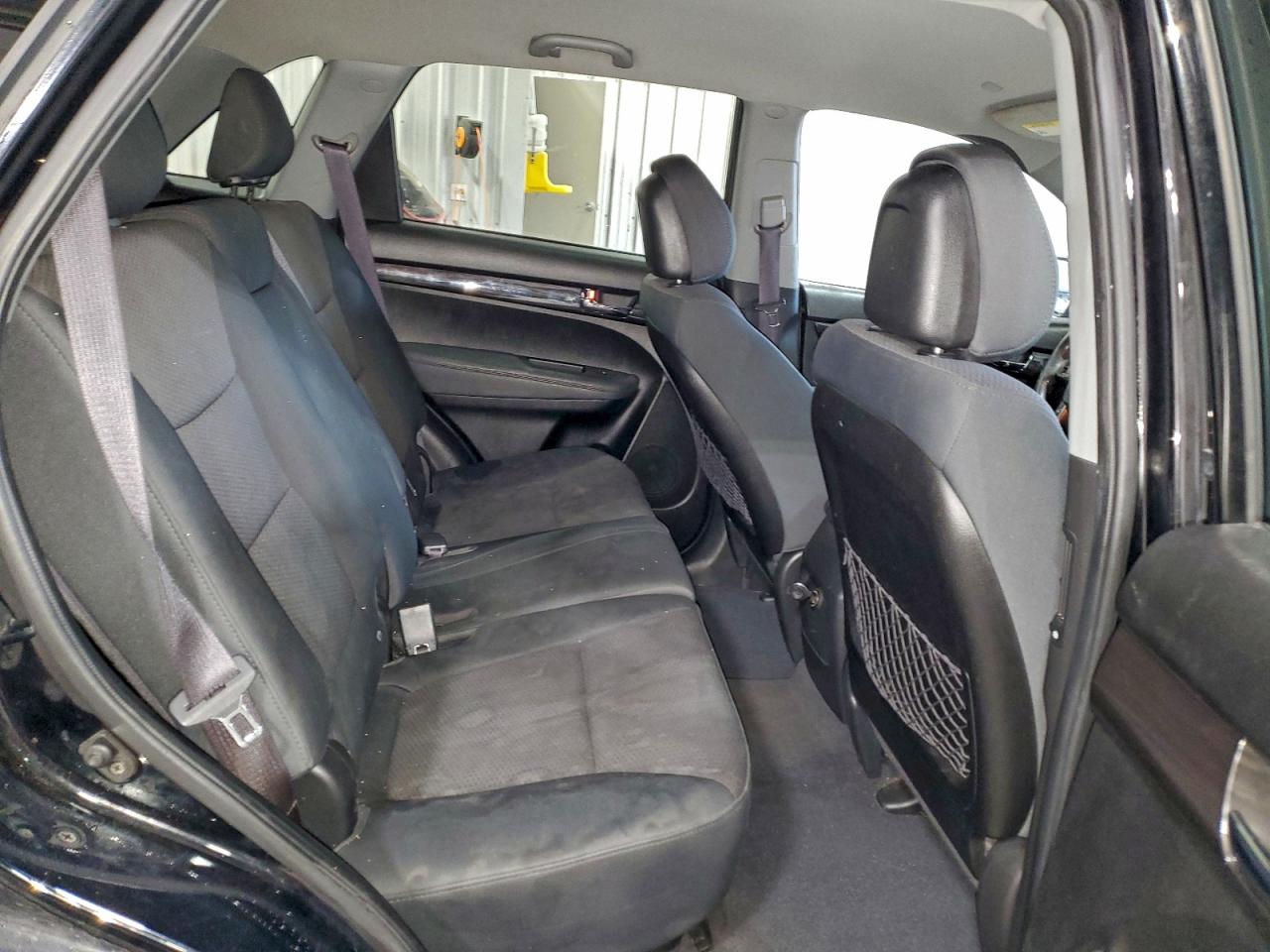 Kia Sorento Base Image 2