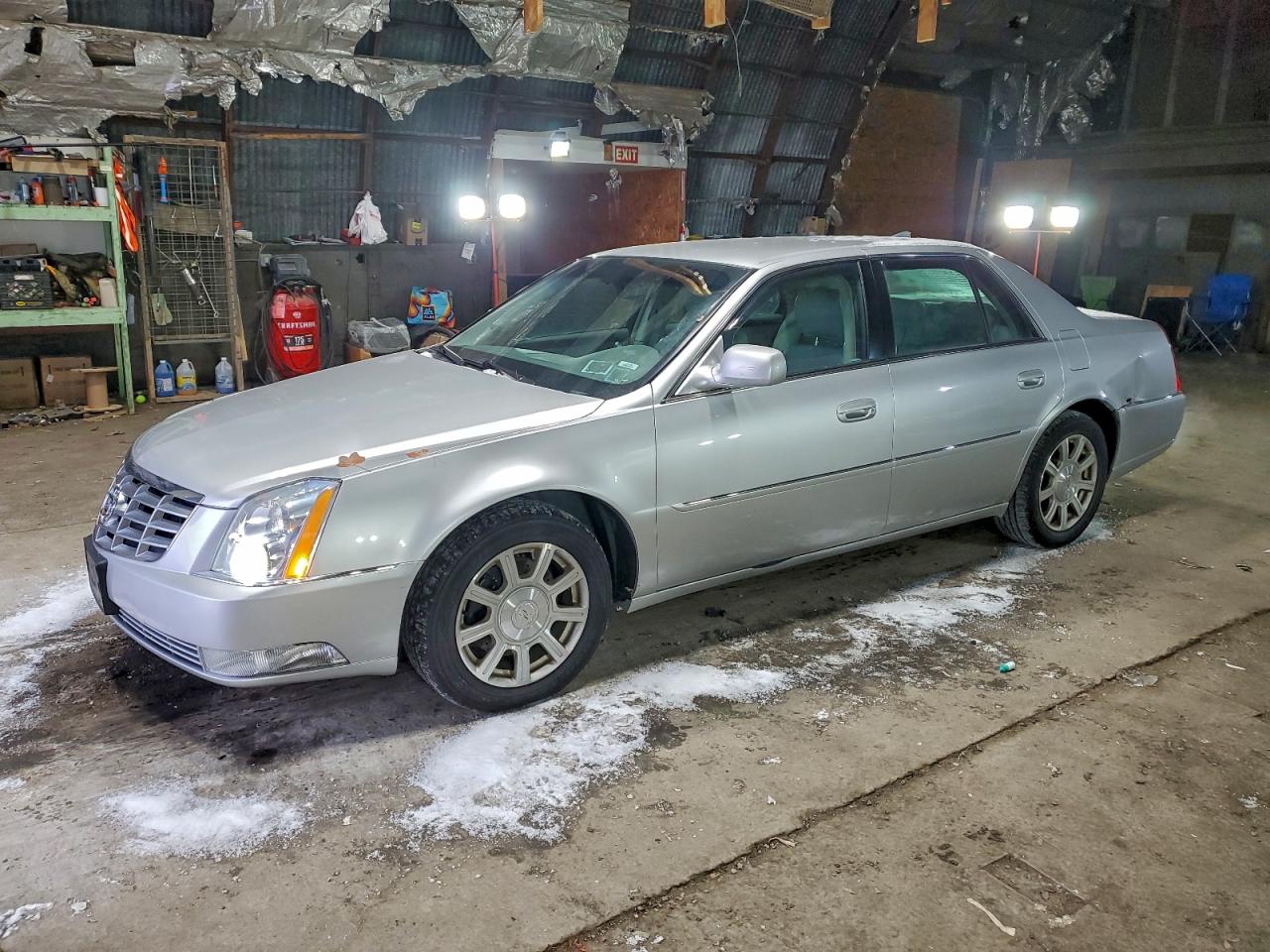 Cadillac DTS Image 1