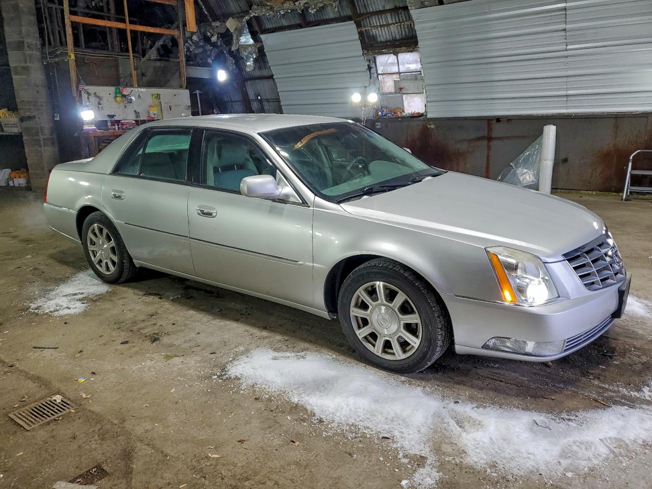 Cadillac DTS Image 10
