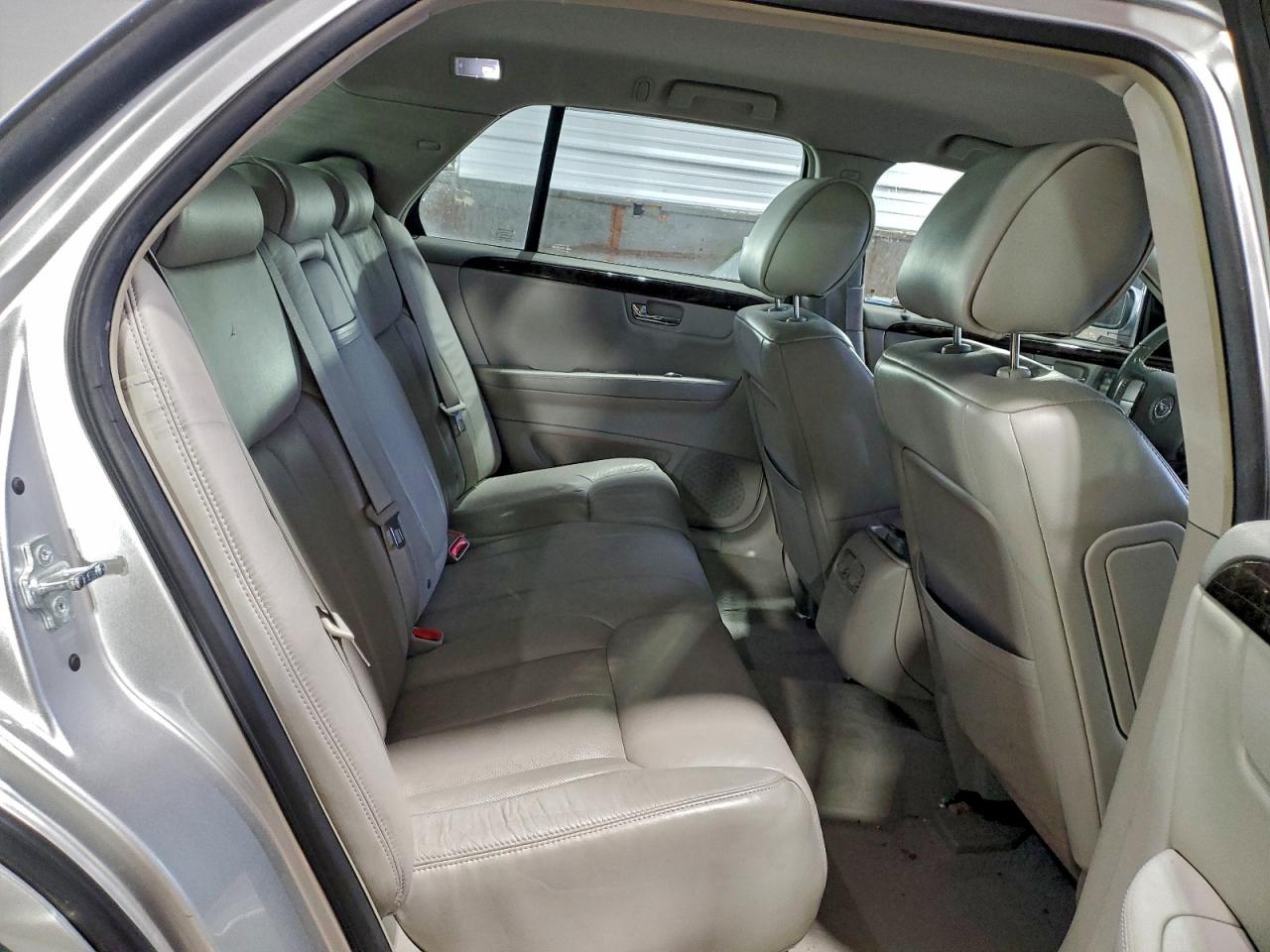 Cadillac DTS Image 11