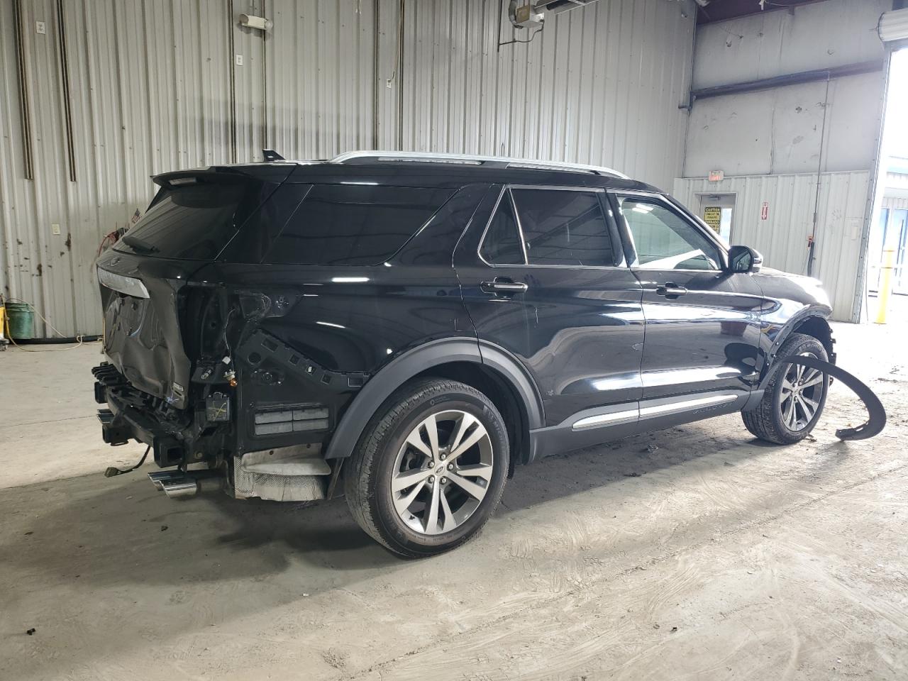Ford Explorer Platinum Image 9