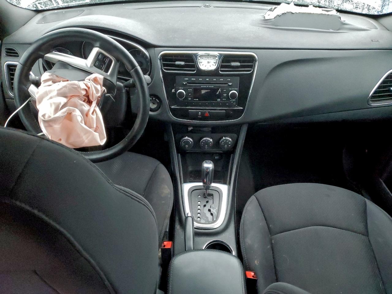 Chrysler 200 Touring Image 9