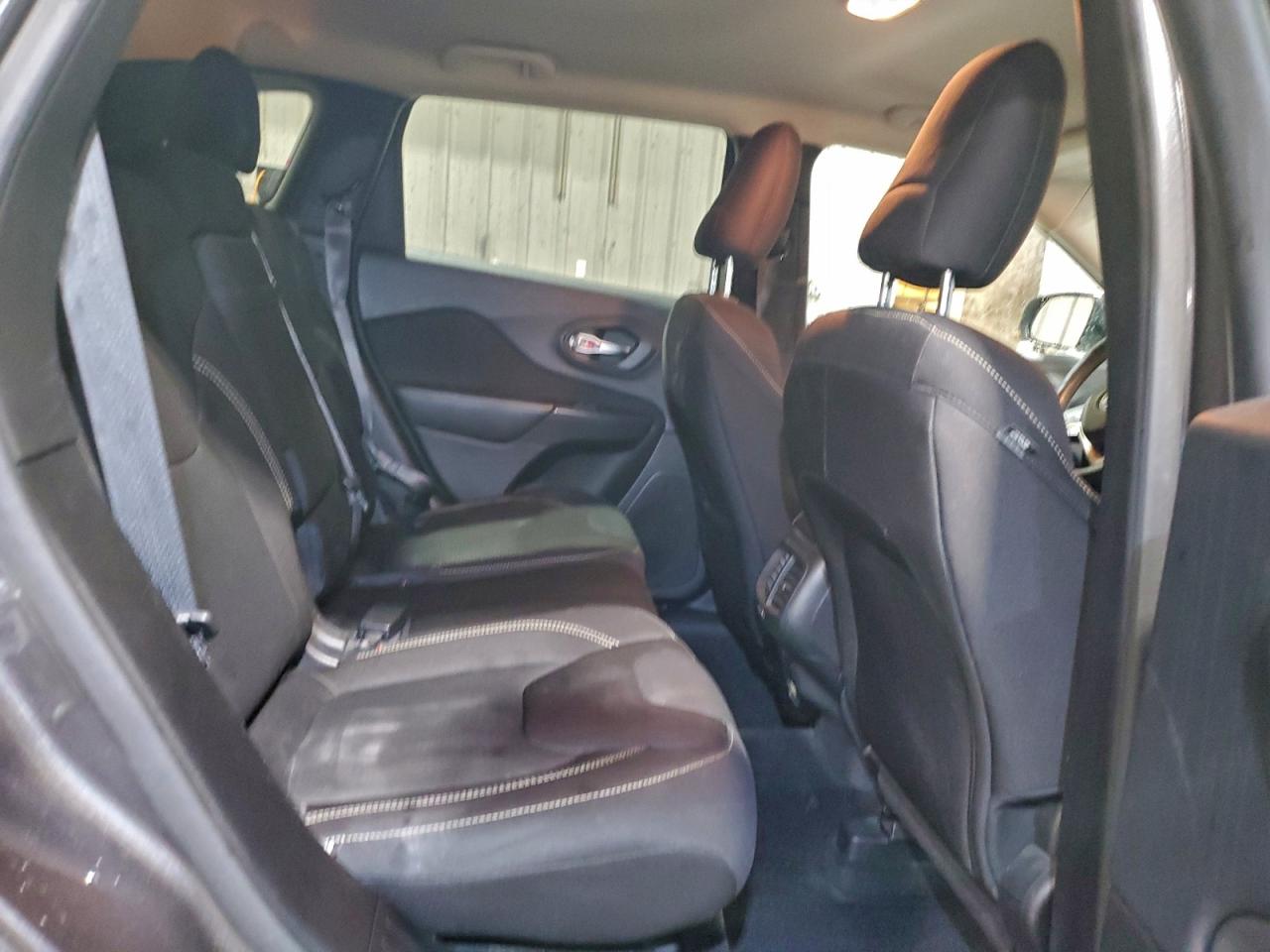 Jeep Grand Cherokee Latitude Image 11