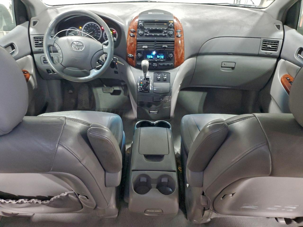 Toyota Sienna Xle Image 4