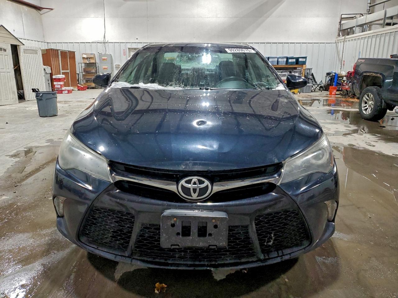 Toyota Camry Le Image 6