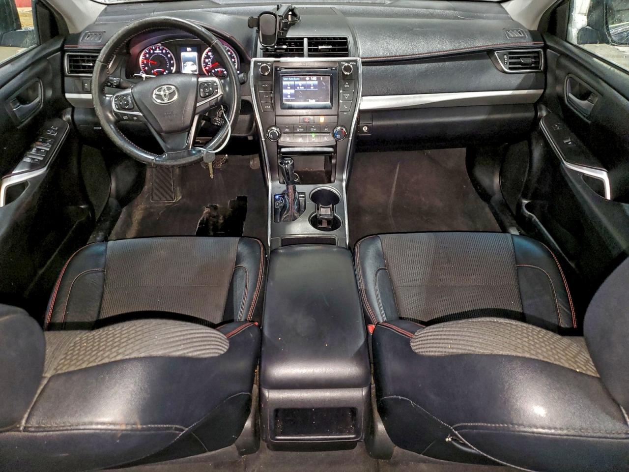 Toyota Camry Le Image 11