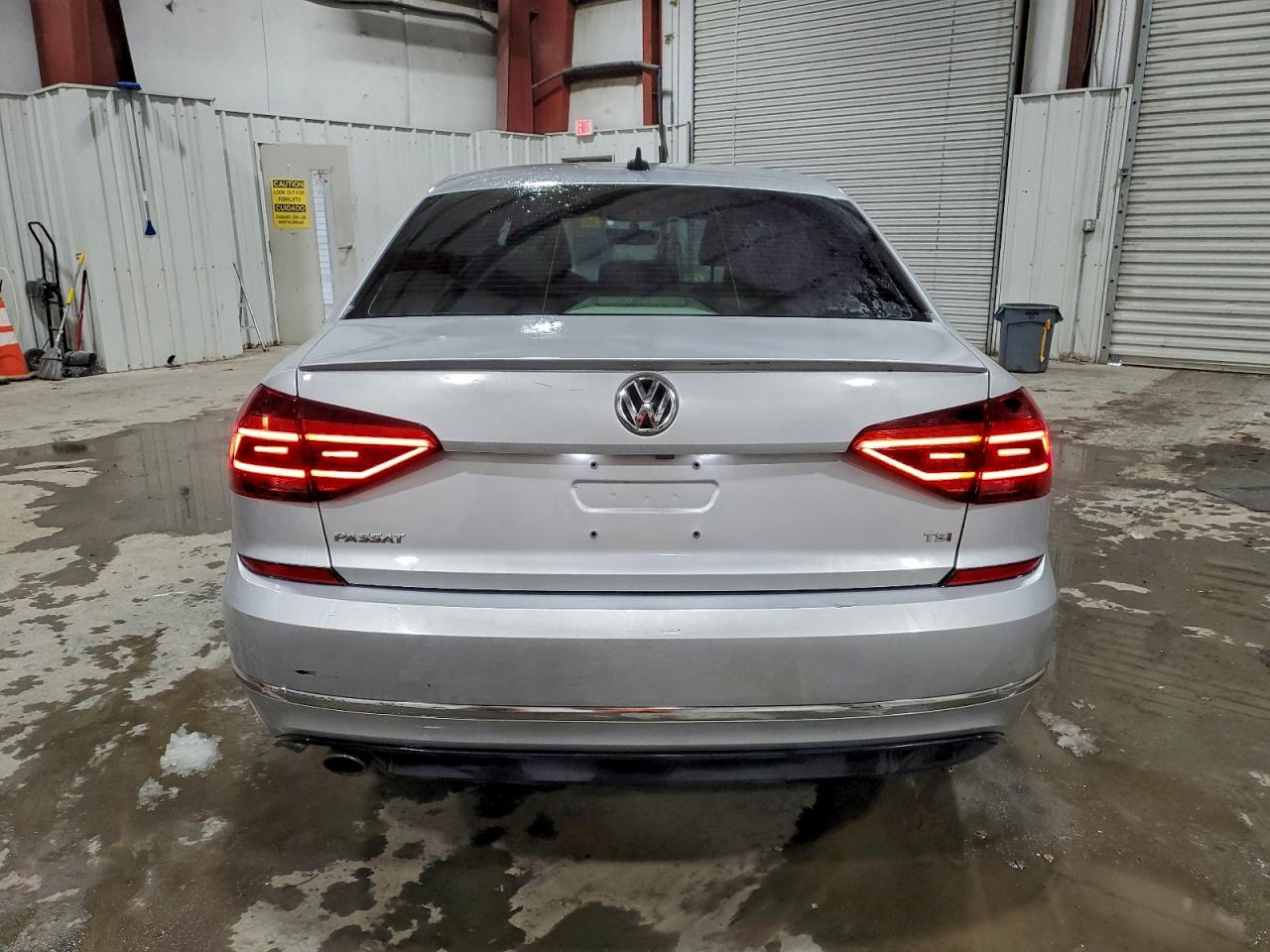 Volkswagen Passat S Image 12