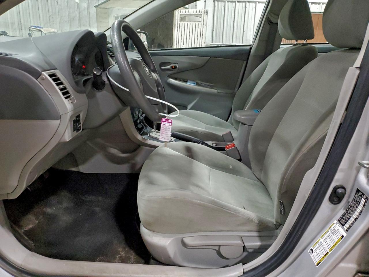 Toyota Corolla Base Image 9