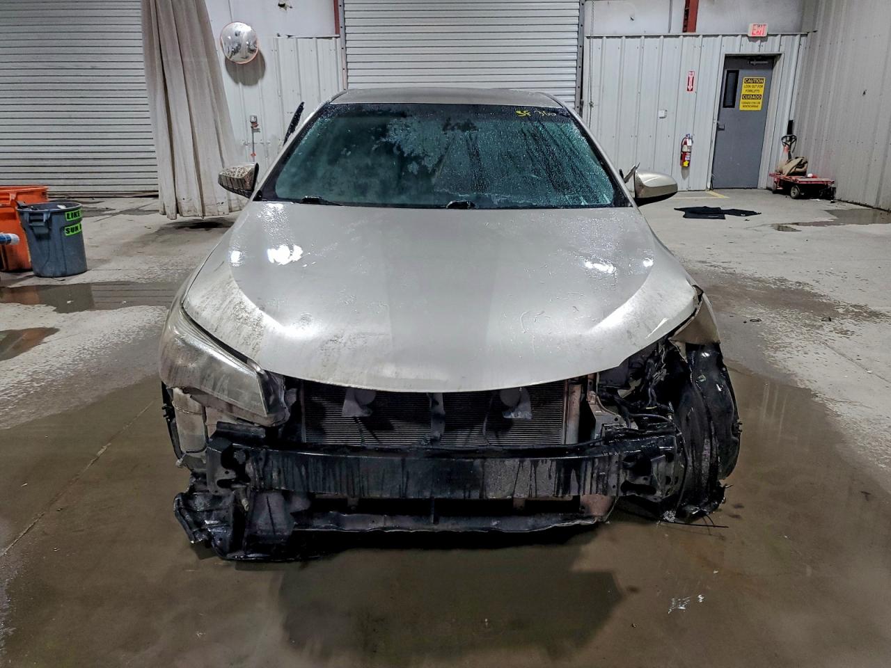 Toyota Camry Le Image 8