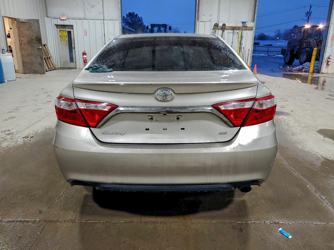 Toyota Camry Le Image 4