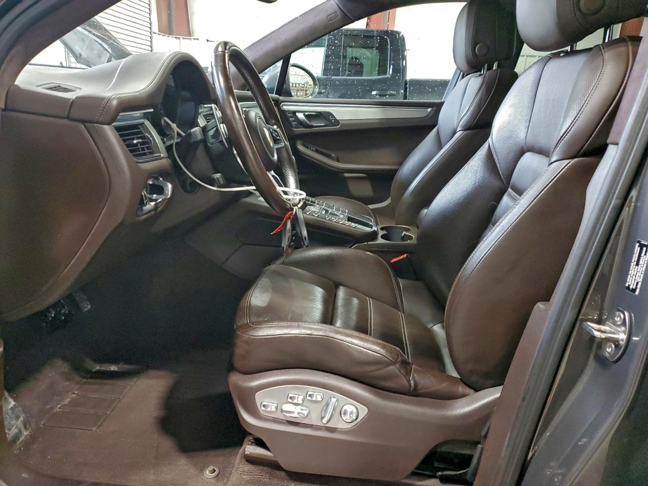 Porsche Macan Turbo Image 5