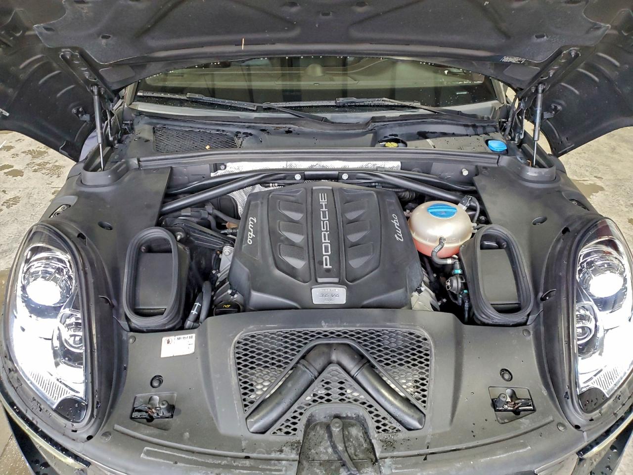 Porsche Macan Turbo Image 10