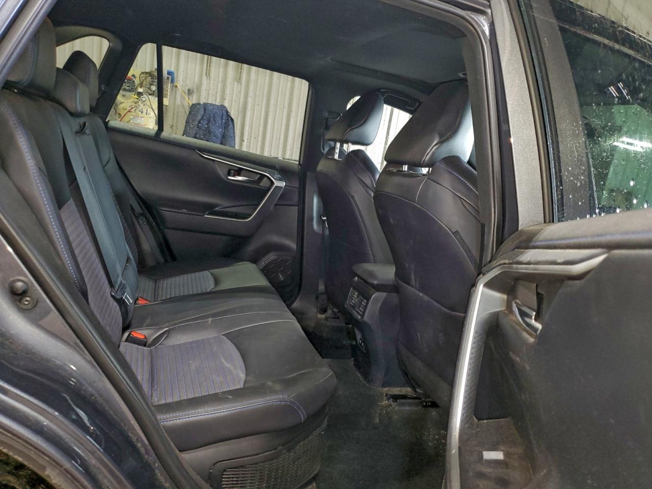 Toyota RAV4 Xse Image 13