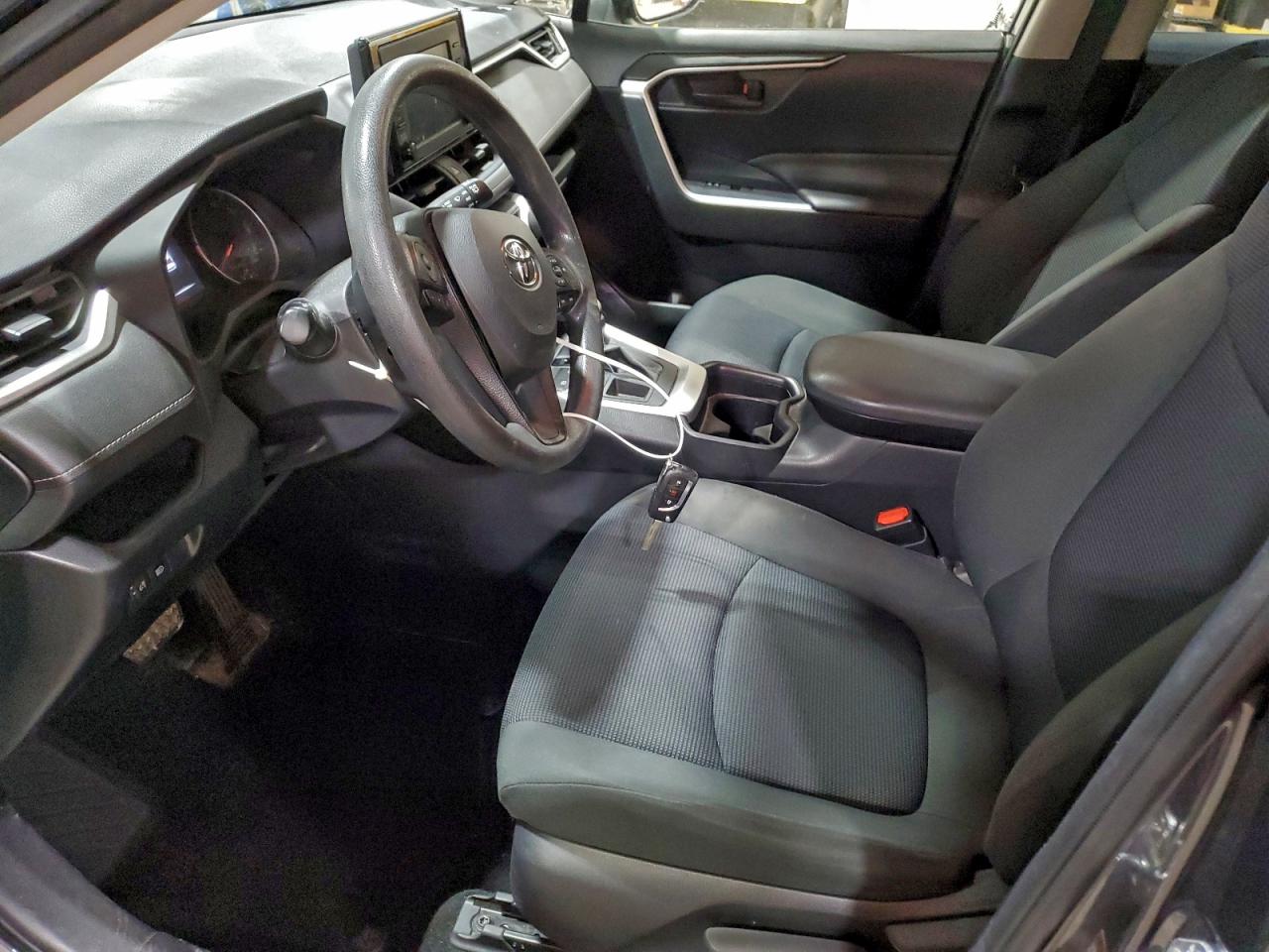 Toyota RAV4 Le Image 4