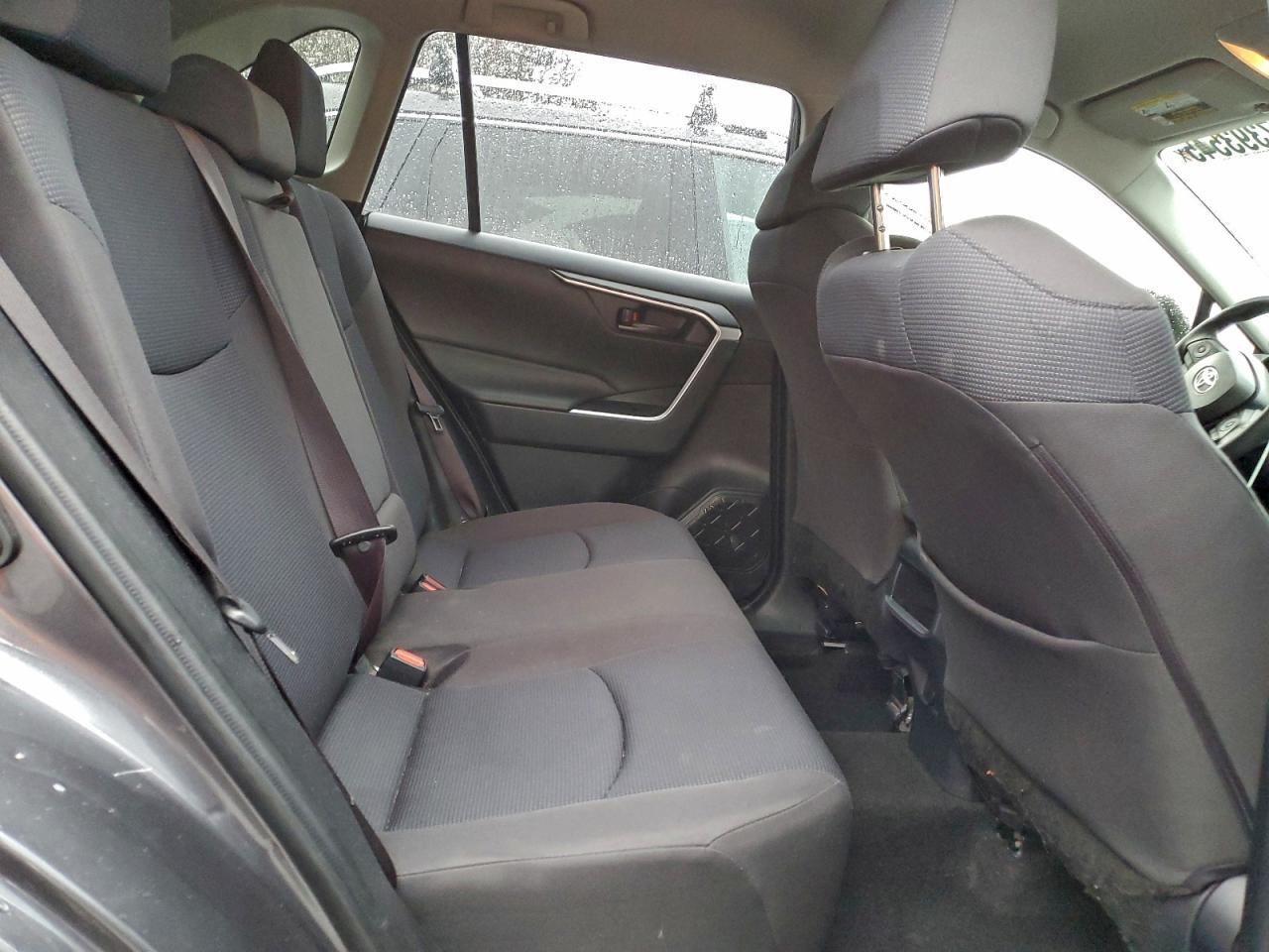 Toyota RAV4 Le Image 8